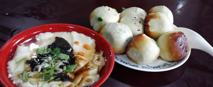 山塘街里大大小小的美食店,都尽心地用"色香味"谱写着"舌尖上的苏州".