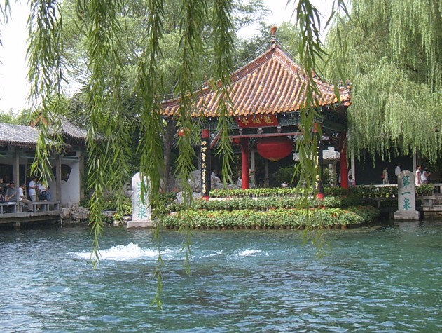 济南十一旅游推荐:趵突泉天下第一泉 是泉城济南的象征与标志,被誉为天下第一泉。 三股大泉,从池底冒出,翻上水面有二、三尺高 严冬,水面上水气袅袅,像一层薄薄的烟雾,一边是泉池幽深,波光粼粼 ,一边是楼阁彩绘,雕梁画栋,构成了一幅奇妙的人间仙境,素有云蒸雾润之称。 济南十一旅游推荐:大明湖泉城明珠 冬泛冰天, 夏挹荷浪, 秋容芦雪,春色杨烟,鼓枻其中,如游香国 。 鸥鹭点乎清波, 萧鼓助其远 , 固江北之独胜也。 若于湖之北岸远眺,南山苍翠,环列似屏,倒映