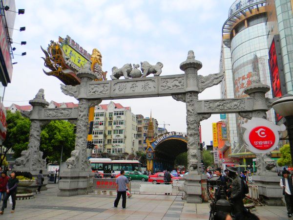 湖南路的狮子桥美食街   说到南京最知名的小吃街,很多人首先想到的是