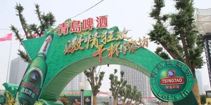 啤酒的热情总能引爆夏日,面对它如此强热的情感,我们又怎能将其忽视呢?于是乎啤酒节纷纷上演,在这酷热的夏日,给人们带去畅快之感。面对马上就要带来的青岛啤酒节有没有一种心动之感呢?人说:心动不如行动。所以朋友们赶紧行动起来吧! 2014青岛啤酒节时间:2014年8月11日至25日(参考) 2014青岛啤酒节地址:崂山区世纪广场及周边区域举行 2014啤酒节门票:白天门票: 20元/张 8:30-15:00 晚上门票: 30元/张 15:00-22:30 嘉年华娱乐票: 嘉年华成人大通票180元/张 嘉年华成