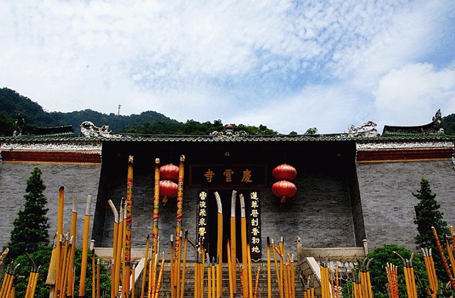 鼎湖山还是有名的佛教圣地,这里有唐朝就已建立的古刹白云寺和庆云寺