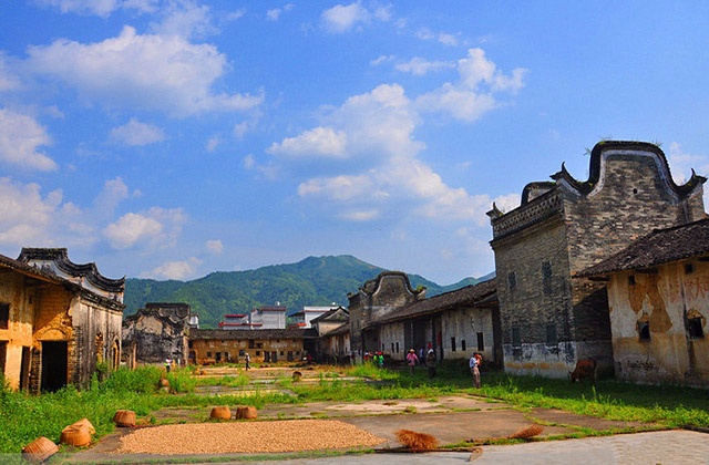 建於1660年的客家圍屋,古宅遠近聞名,從雲髻山開車過去只要30分鐘