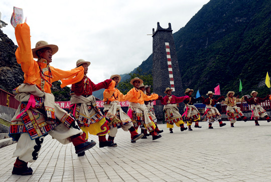 级非遗名录,被专家认定为古东女国宫廷舞蹈,是嘉绒锅庄的要出发周边游