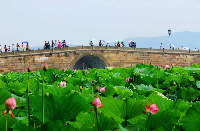 白娘子和许仙的故事 断桥残雪是西湖十景之一,也是西湖的情人桥